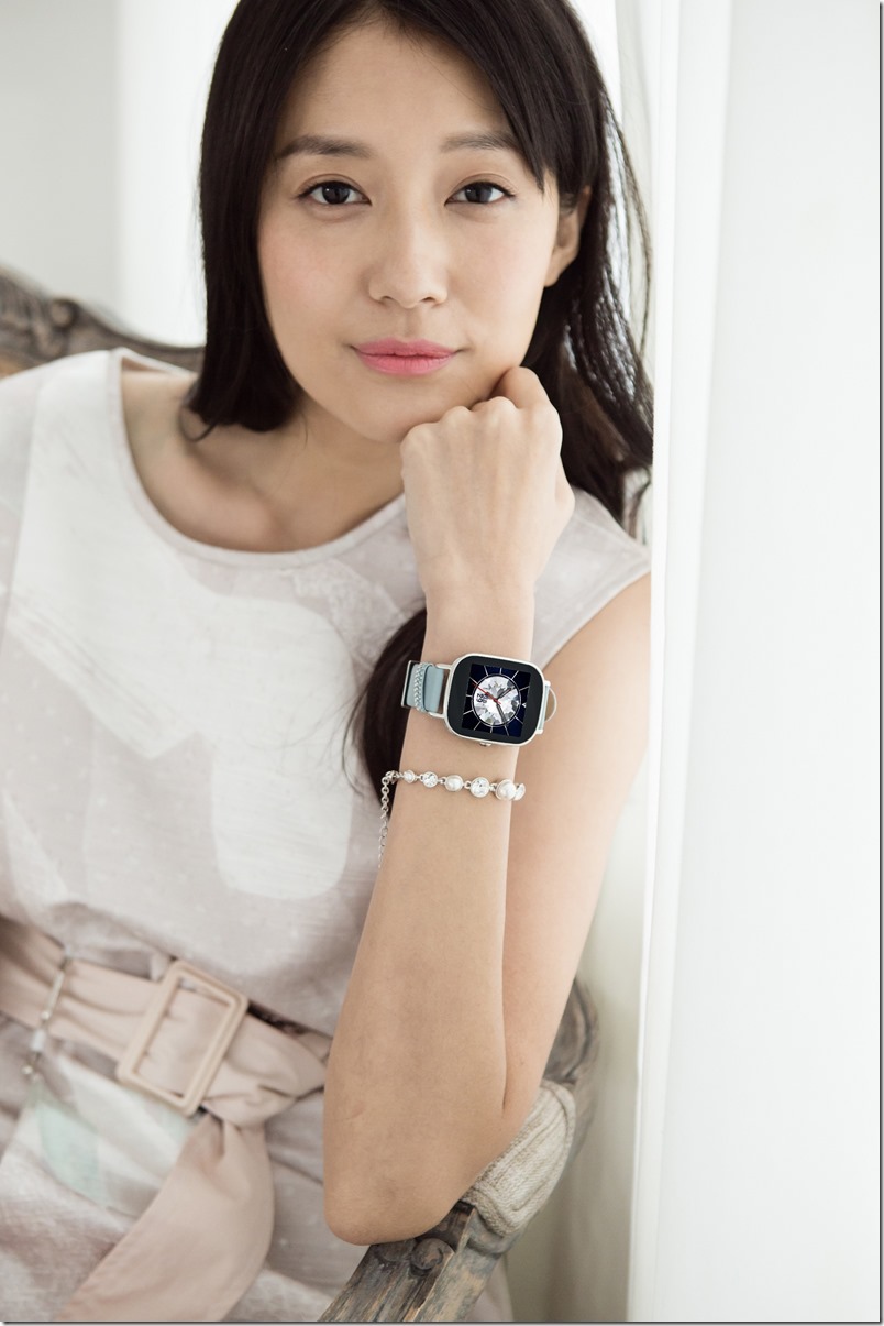 採用施華洛世奇水晶的ASUS ZenWatch 2「真皮晶鑽藍」皮革錶帶鑲嵌璀璨奪目的精美水晶，搭配水晶風格錶面，展現顯雋永品味