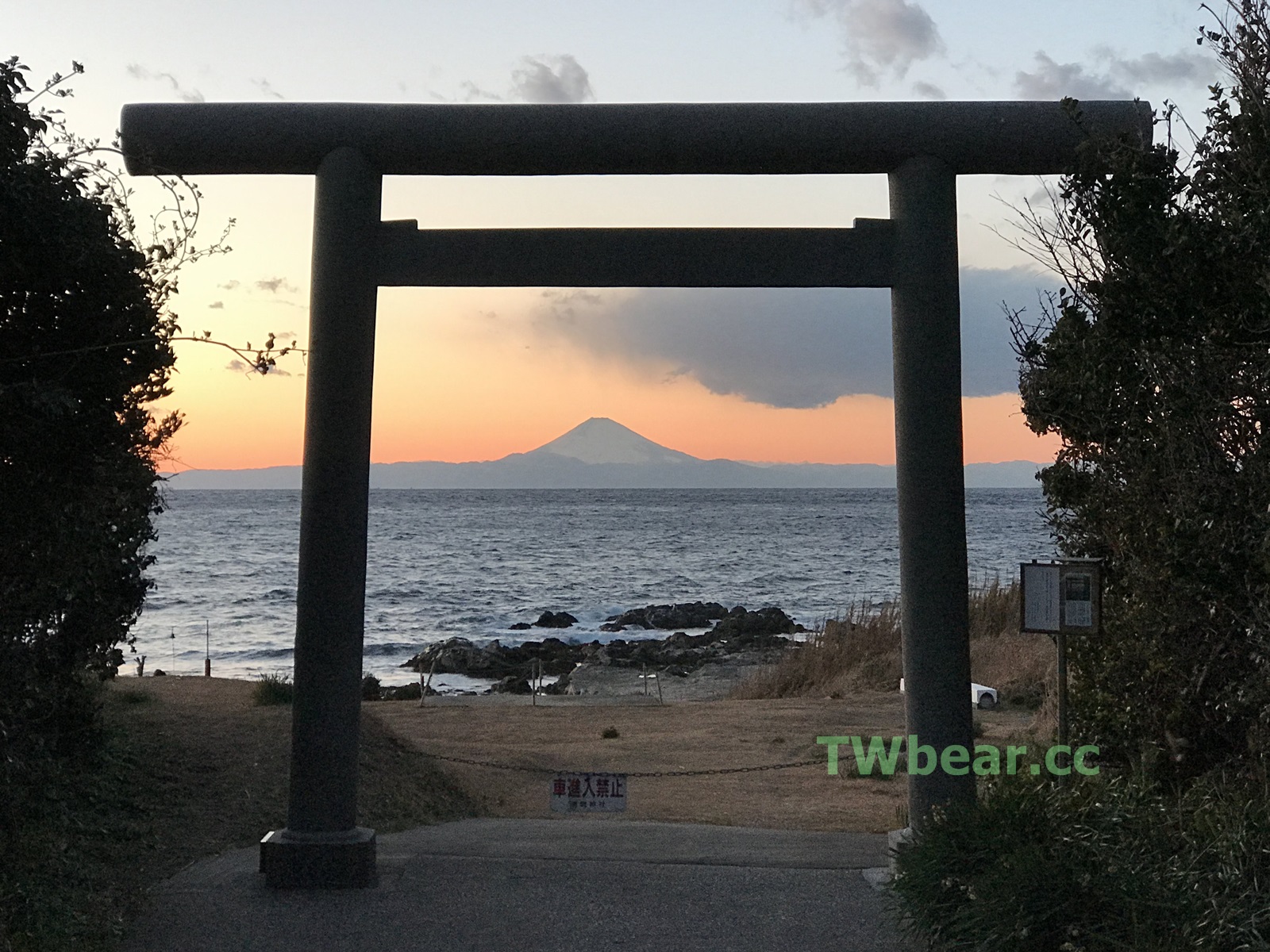 熊愛旅行 日本千葉 房總半島最西端洲崎燈塔富士見之戀人聖地 安房國一の宮洲崎神社祈福賞景 鳥居富士山 絕景拍攝 台灣熊部落格